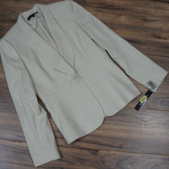 ANTONIO MELANI Jackets & Blazers - NWT Antonio Melani cream blazer sz 2